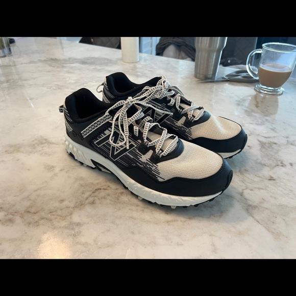 New balance 410 v6. Black and white NWOT. Size 10.5 - Picture 3 of 6